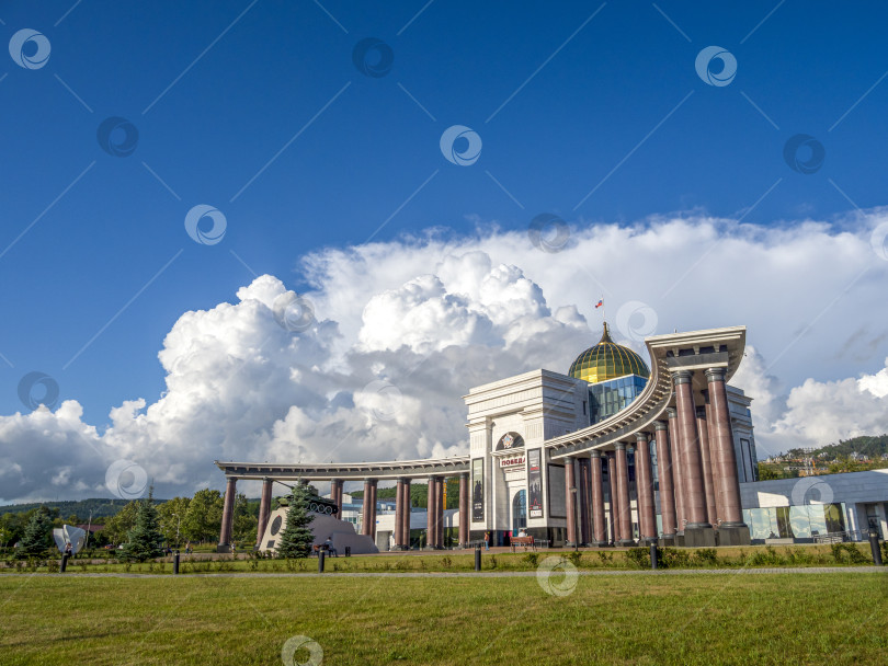 Скачать Музейно-мемориальный комплекс "Победа", г. Южно-Сахалинск. Сахалин. Россия. 2025.10. Вид на большое здание с куполом и колоннадой. Военно-исторический музей, посвящённый Второй мировой войне. (марка) фотосток Ozero