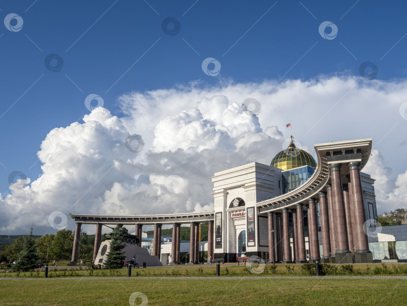 Скачать Музейно-мемориальный комплекс "Победа", г. Южно-Сахалинск. Сахалин. Россия. 2025.10. Вид на большое здание с куполом и колоннадой. Военно-исторический музей, посвящённый Второй мировой войне. (марка) фотосток Ozero