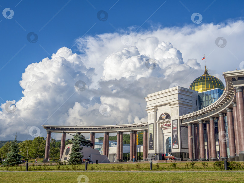 Скачать Музейно-мемориальный комплекс "Победа", г. Южно-Сахалинск. Сахалин. Россия. 2025.10.  Вид на большое здание с куполом и колоннадой. Военно-исторический музей, посвящённый Второй мировой войне. (марка) фотосток Ozero