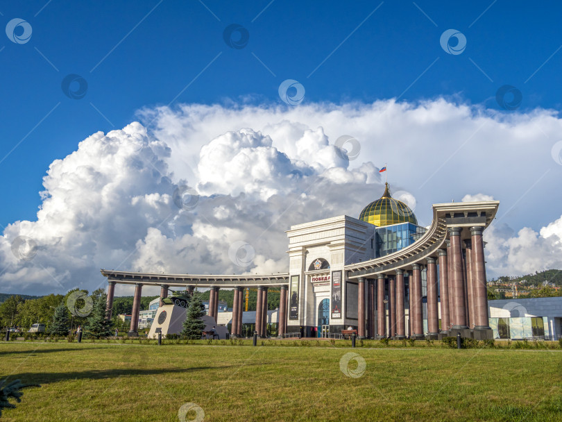 Скачать Музейно-мемориальный комплекс "Победа", г. Южно-Сахалинск. Сахалин. Россия. 2025.10. Вид на большое здание с куполом и колоннадой. Военно-исторический музей, посвящённый Второй мировой войне. (марка) фотосток Ozero