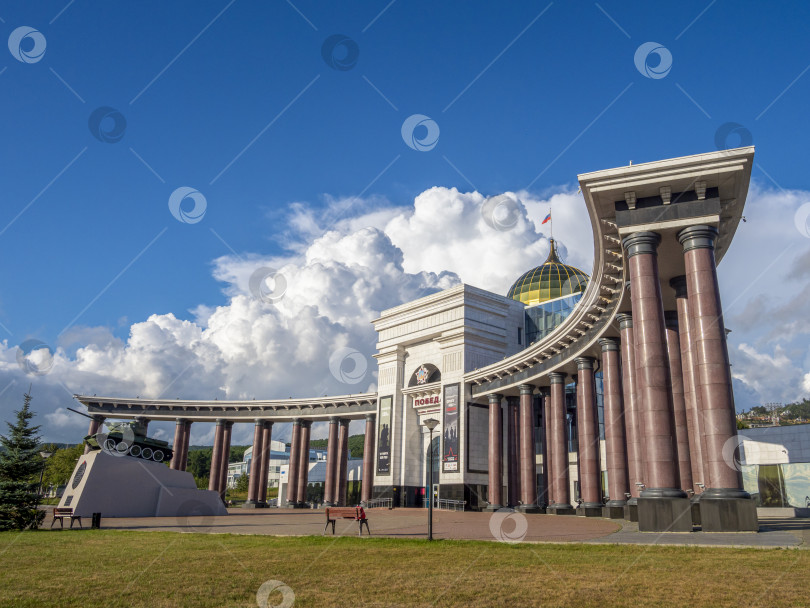 Скачать Музейно-мемориальный комплекс "Победа", г. Южно-Сахалинск. Сахалин. Россия. 2025.10. Вид на большое здание с куполом и колоннадой. Военно-исторический музей, посвящённый Второй мировой войне. (марка) фотосток Ozero