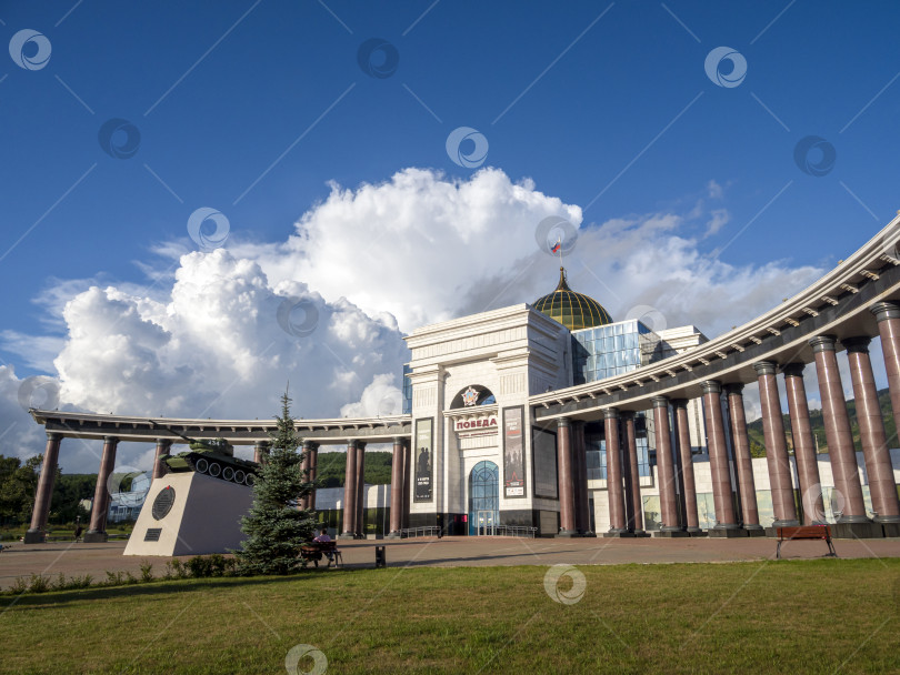 Скачать Музейно-мемориальный комплекс "Победа", г. Южно-Сахалинск. Сахалин. Россия. 2025.10.  Вид на большое здание с куполом и колоннадой. Военно-исторический музей, посвящённый Второй мировой войне. (марка) фотосток Ozero