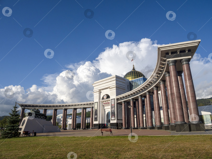 Скачать Музейно-мемориальный комплекс "Победа", г. Южно-Сахалинск. Сахалин. Россия. 2025.10. Вид на большое здание с куполом и колоннадой. Военно-исторический музей, посвящённый Второй мировой войне. (марка) фотосток Ozero