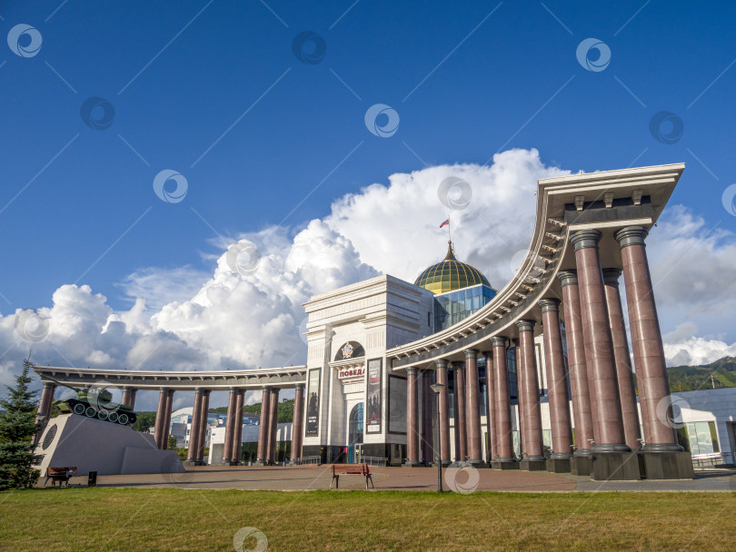 Скачать Музейно-мемориальный комплекс "Победа", г. Южно-Сахалинск. Сахалин. Россия. 2025.10. Вид на большое здание с куполом и колоннадой. Военно-исторический музей, посвящённый Второй мировой войне. (марка) фотосток Ozero