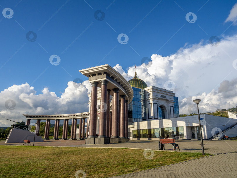 Скачать Музейно-мемориальный комплекс "Победа", г. Южно-Сахалинск. Сахалин. Россия. 2025.10. Вид на большое здание с куполом и колоннадой. Военно-исторический музей, посвящённый Второй мировой войне. (марка) фотосток Ozero