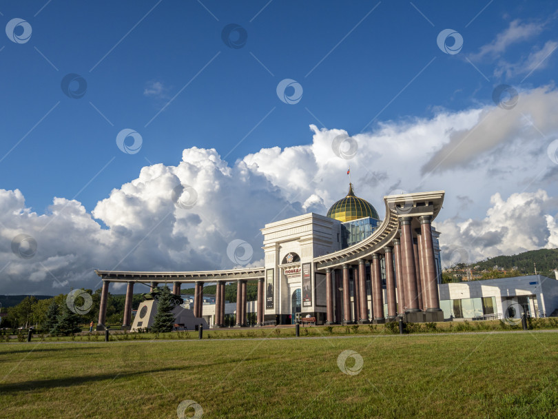 Скачать Музейно-мемориальный комплекс "Победа", г. Южно-Сахалинск. Сахалин. Россия. 2025.10. Вид на большое здание с куполом и колоннадой. Военно-исторический музей, посвящённый Второй мировой войне. (марка) фотосток Ozero