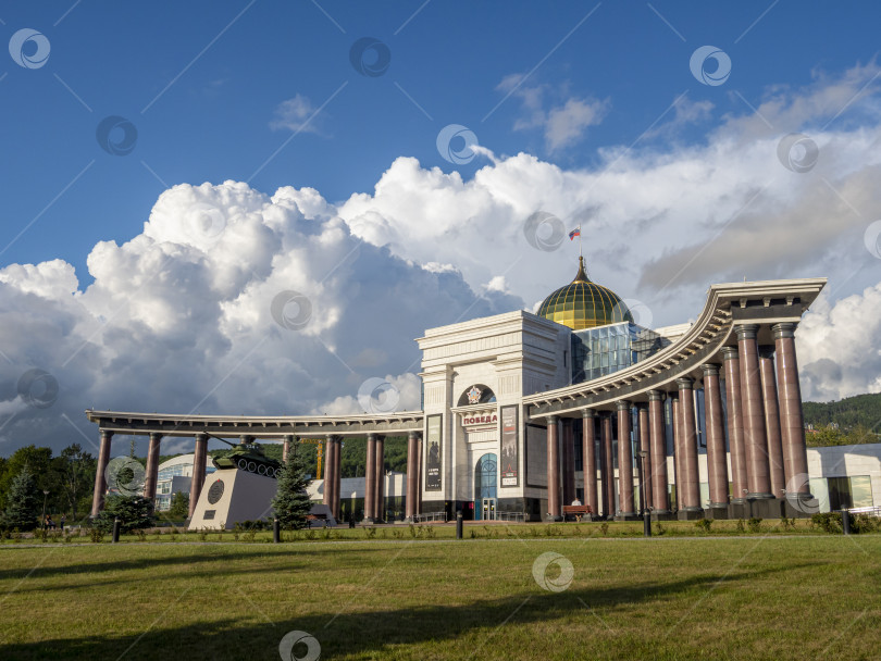 Скачать Музейно-мемориальный комплекс "Победа", г. Южно-Сахалинск. Сахалин. Россия. 2025.10. Вид на большое здание с куполом и колоннадой. Военно-исторический музей, посвящённый Второй мировой войне. (марка) фотосток Ozero