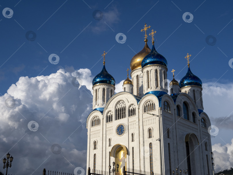 Скачать Кафедральный собор Рождества Христова.  г. Южно-Сахалинск. Сахалин. Россия. 2025.10. Кафедральный собор Рождества Христова. Южно-Сахалинск. (марка) фотосток Ozero