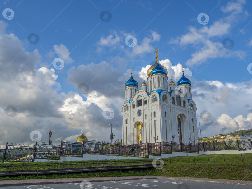 Скачать Кафедральный собор Рождества Христова. г. Южно-Сахалинск. Сахалин. Россия. 2025.10. Кафедральный собор Рождества Христова. Южно-Сахалинск. (марка) фотосток Ozero