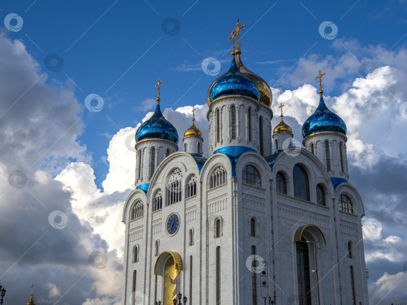 Скачать Кафедральный собор Рождества Христова. г. Южно-Сахалинск. Сахалин. Россия. 2025.10.  Кафедральный собор Рождества Христова. Южно-Сахалинск. (марка) фотосток Ozero