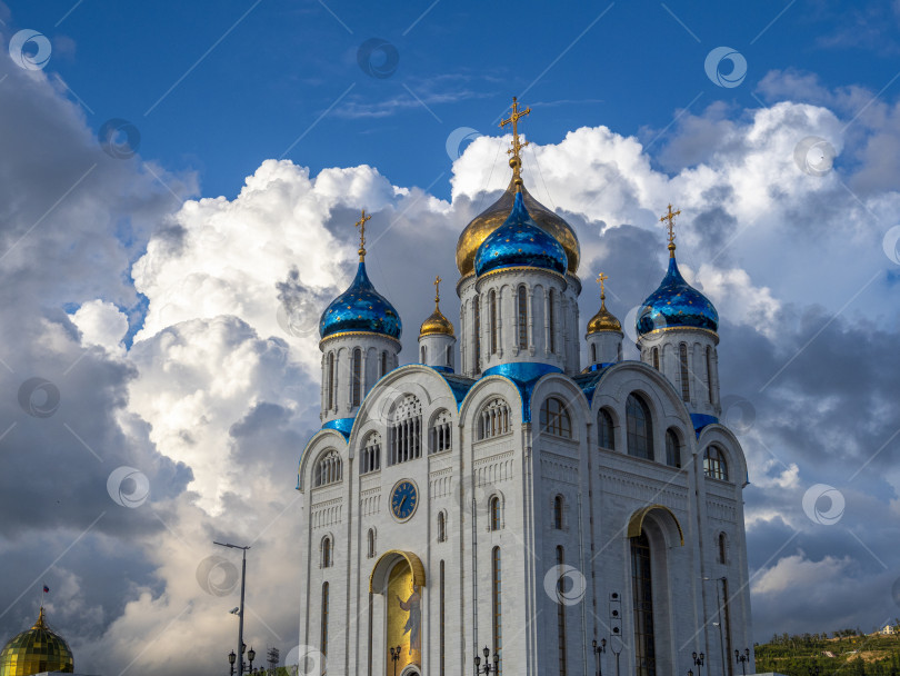 Скачать Кафедральный собор Рождества Христова. г. Южно-Сахалинск. Сахалин. Россия. 2025.10. Кафедральный собор Рождества Христова. Южно-Сахалинск. (марка) фотосток Ozero