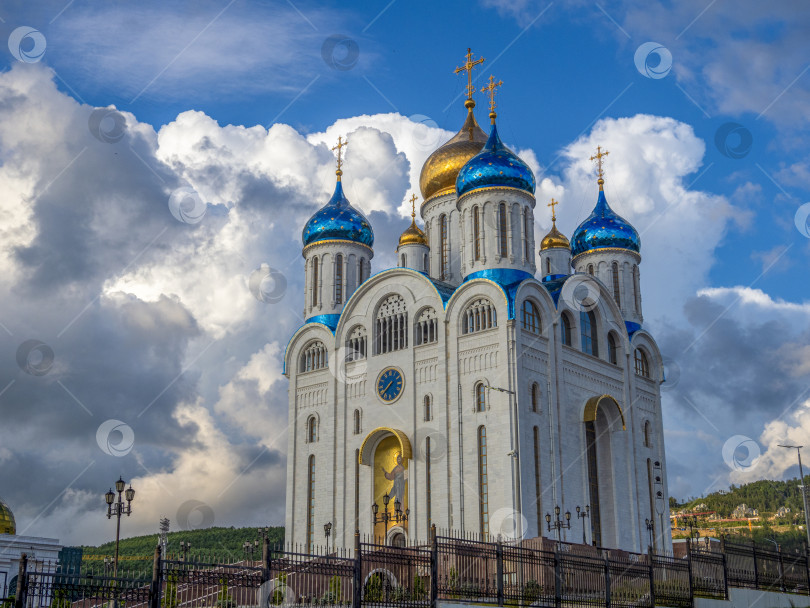 Скачать Кафедральный собор Рождества Христова. г. Южно-Сахалинск. Сахалин. Россия. 2025.10. Кафедральный собор Рождества Христова. Южно-Сахалинск. (марка) фотосток Ozero