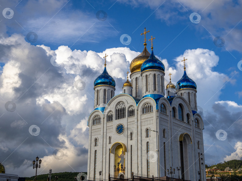 Скачать Кафедральный собор Рождества Христова. г. Южно-Сахалинск. Сахалин. Россия. 2025.10.  Кафедральный собор Рождества Христова. Южно-Сахалинск. (марка) фотосток Ozero