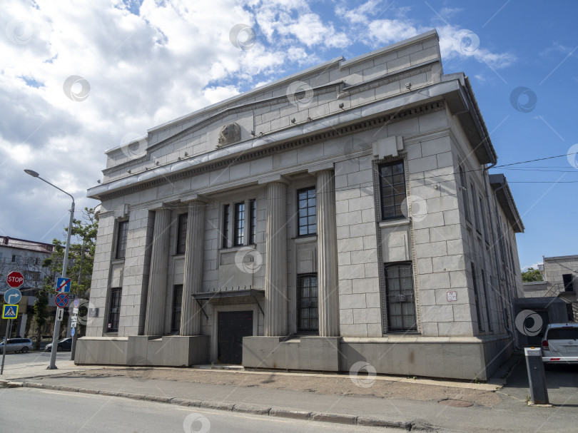 Скачать Сахалинский областной художественный музей. г. Южно-Сахалинск. Сахалин. Россия. 2025.08. (Здание Банка Хоккайдо в г. Тойохара) Сахалинский областной художественный музей. Южно-Сахалинск. Сахалин. (Хоккайдо Такусоку Банк, Тоехара) (марка) фотосток Ozero