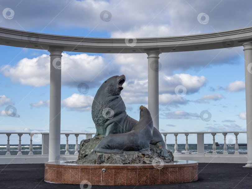 Скачать Сквер. Сивучи. г. Невельск. Сахалин. Россия. 2025.09. Невельск. Площадь. Морские львы. Сахалин. (марка) фотосток Ozero