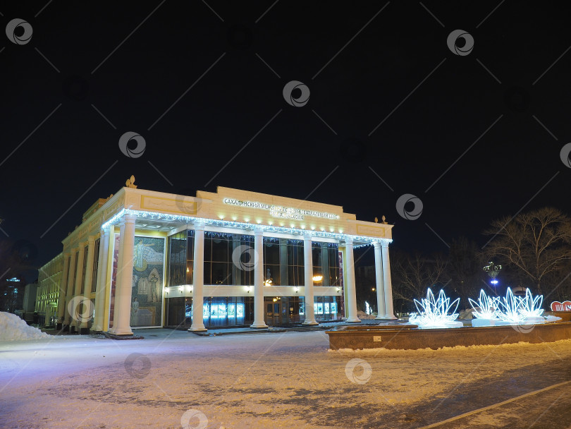 Скачать Сахалинский международный театральный центр имени А.П. Чехова. г. Южно-Сахалинск. Сахалин. Россия. 2026.01.Сахалинский международный театральный центр имени А.П. Чехова. Южно-Сахалинск. Сахалин. (марка) фотосток Ozero