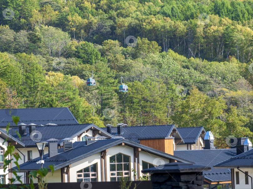 Скачать Отель Санрайз Хилл. Горный подъем. г. Южно-Сахалинск, Россия. 2025. 08. Отель Sunrise Hill. Южно-Сахалинск. Сахалин (марка) фотосток Ozero