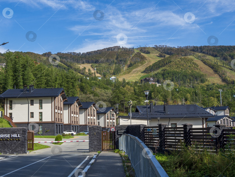 Скачать Отель "Санрайз Хилл". "Горный воздух". г. Южно-Сахалинск, Россия. 2025. 08. Отель Sunrise Hill. Южно-Сахалинск. Сахалин (марка) фотосток Ozero