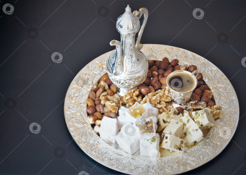 Скачать восточные сладости на подносе с кофейным набором в восточном стиле на черном фоне фотосток Ozero