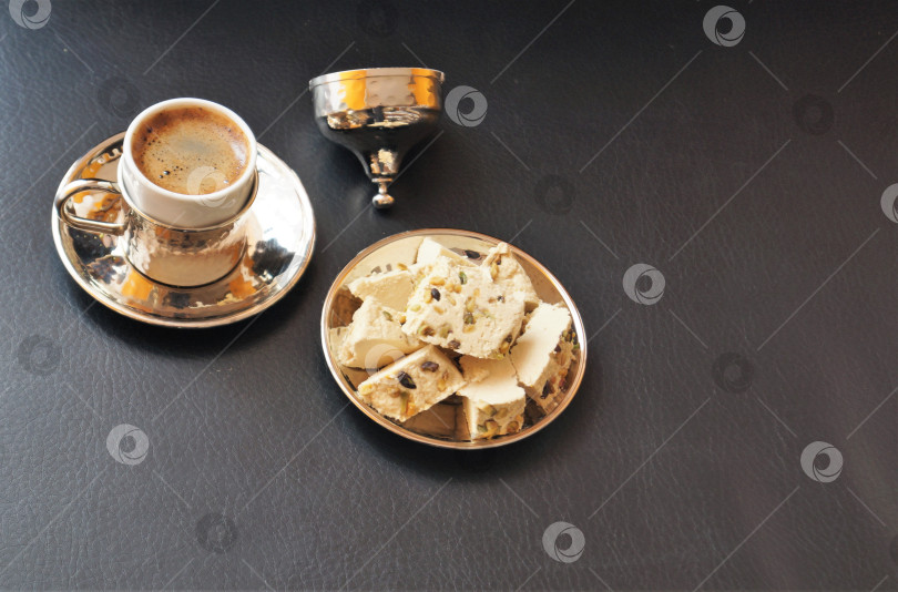 Скачать чашка восточного кофе с халвой на черном фоне фотосток Ozero