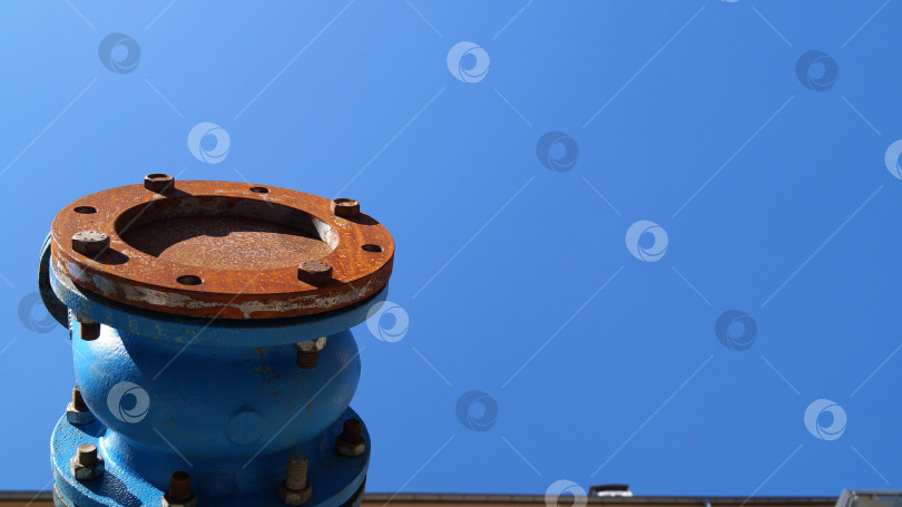 Скачать элемент трубы на фоне неба фотосток Ozero