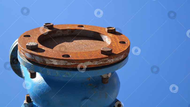 Скачать ржавая труба на фоне неба фотосток Ozero