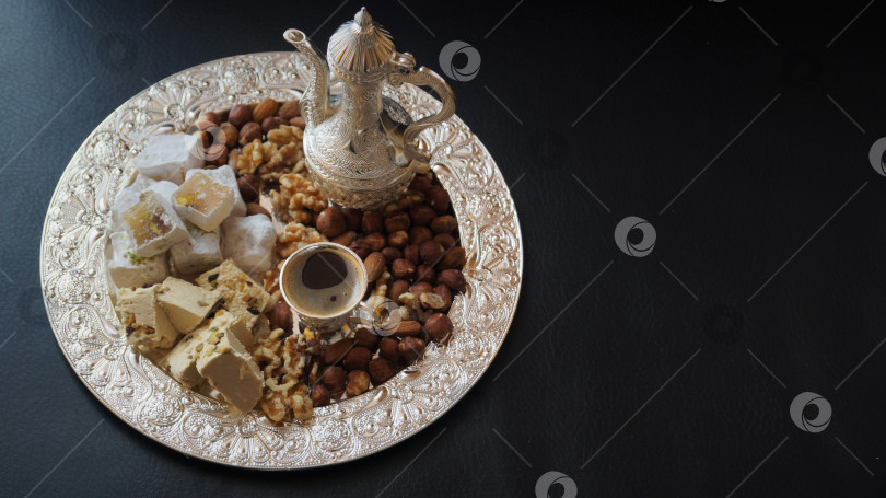 Скачать поднос с кофейным прибором в восточном стиле с орехами и сладостями фотосток Ozero