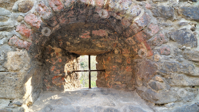 Скачать окно в старинной каменной стене фотосток Ozero