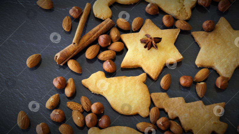 Скачать фигурное песочное печенье с орехами и специями на черном фоне фотосток Ozero