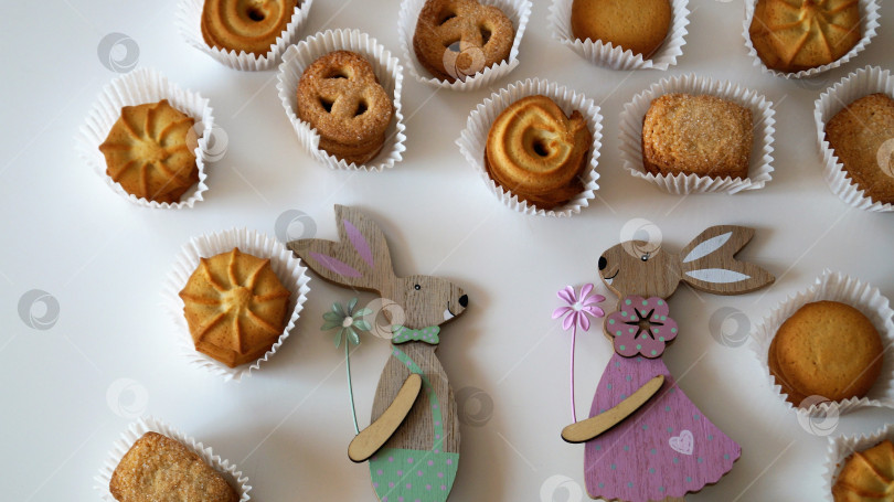 Скачать деревянные зайцы на белом фоне среди печенья фотосток Ozero