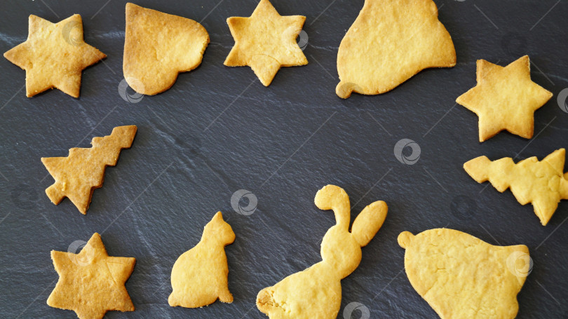 Скачать фигурное песочное печенье на черном фоне фотосток Ozero