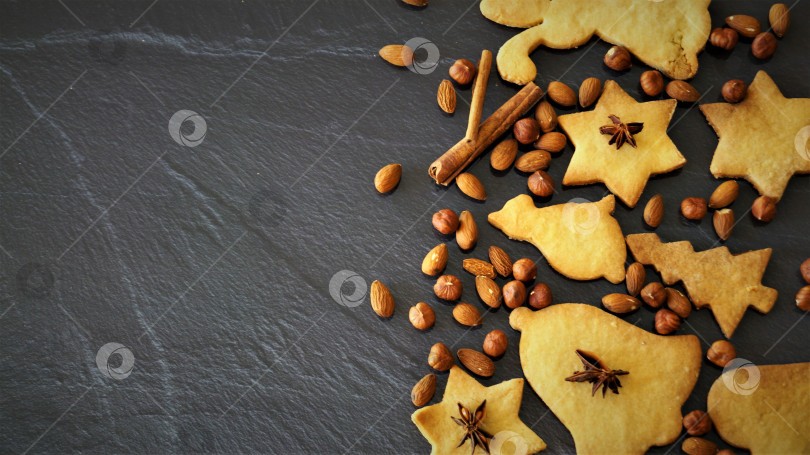 Скачать песочное печенье с орехами и специями на черном мраморе фотосток Ozero