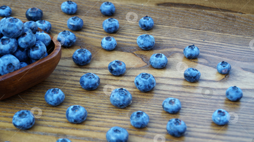 Скачать ягоды голубики на деревянном фоне фотосток Ozero
