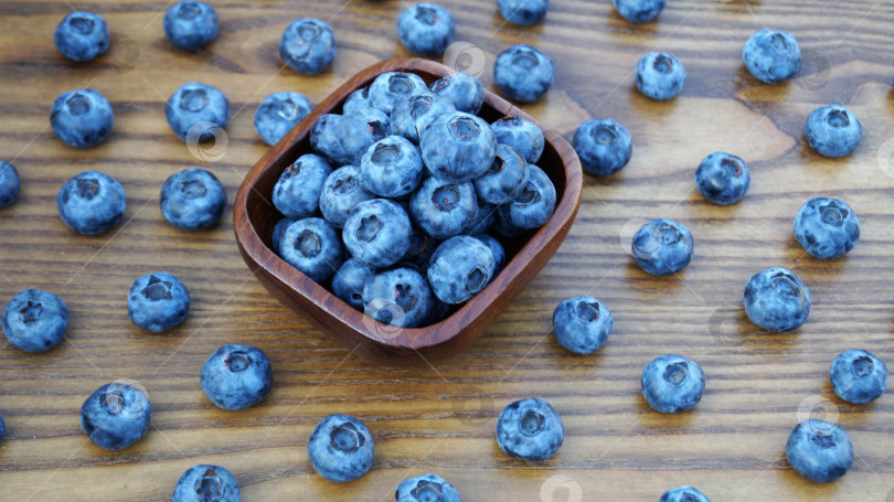 Скачать ягоды голубики на деревянном столе фотосток Ozero