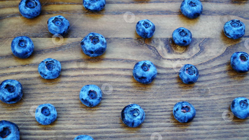 Скачать ягоды голубики на деревянной поверхности фотосток Ozero