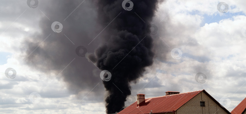 Скачать черный дым в небе над крышами домов фотосток Ozero
