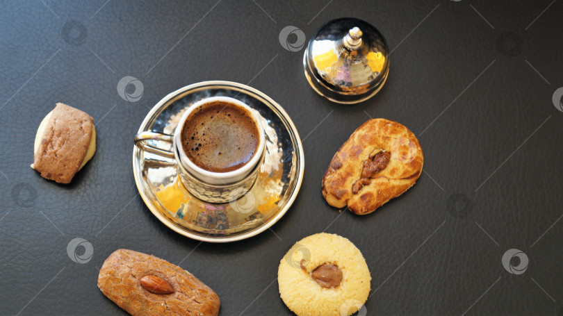 Скачать чашка кофе с песочным печеньем на черном фоне фотосток Ozero