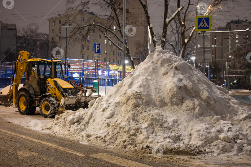 Скачать Москва, Россия - 11.01.2026: [Уборка снега трактором в центре Москвы] фотосток Ozero