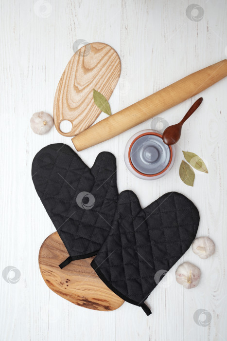Скачать черные варежки с петлей, кухонные принадлежности, текстиль фотосток Ozero