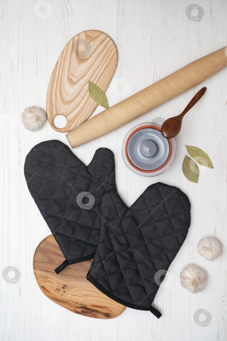 Скачать черные варежки с петлей, кухонные принадлежности, текстиль фотосток Ozero