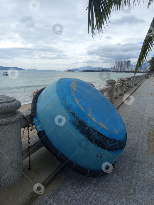 Скачать Вьетнамская круглая лодка-корзина, прикованная на набережной Нячанга. фотосток Ozero