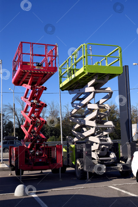 Скачать Специализированное оборудование для подъёма подготовленного рабочего персонала на высоту. Ножничные подъёмники. фотосток Ozero