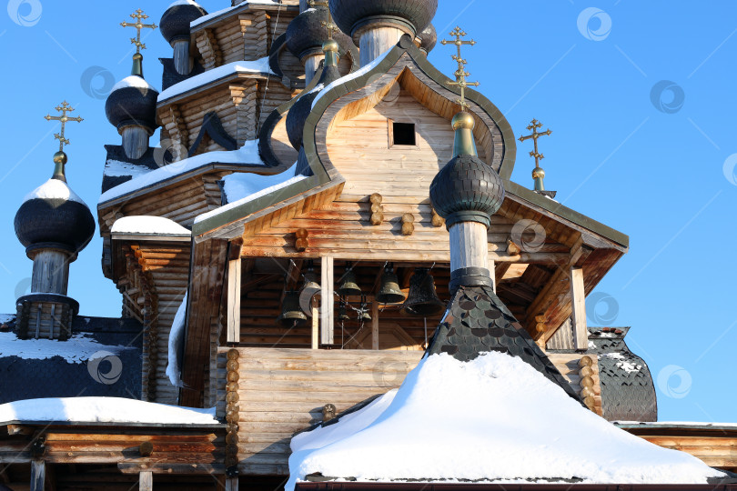 Скачать Санарка, Россия - 11 февраля 2024 года: звон колоколов в православной церкви иконы Божией Матери "Скоропослушница" зимой. яркое ясное небо над церковью. Россия, Урал фотосток Ozero