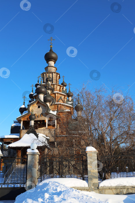 Скачать Санарка, Россия - 11 февраля 2024 года: центральный вход в православный храм иконы Божией Матери “Скоропослушница” зимой. Россия, Урал фотосток Ozero