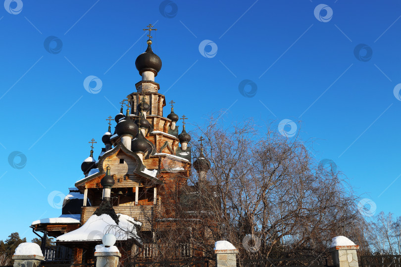 Скачать Санарка, Россия - 11 февраля 2024 года: деревянная церковь в честь иконы Божией Матери “Скоропослушница”. Россия, Урал фотосток Ozero