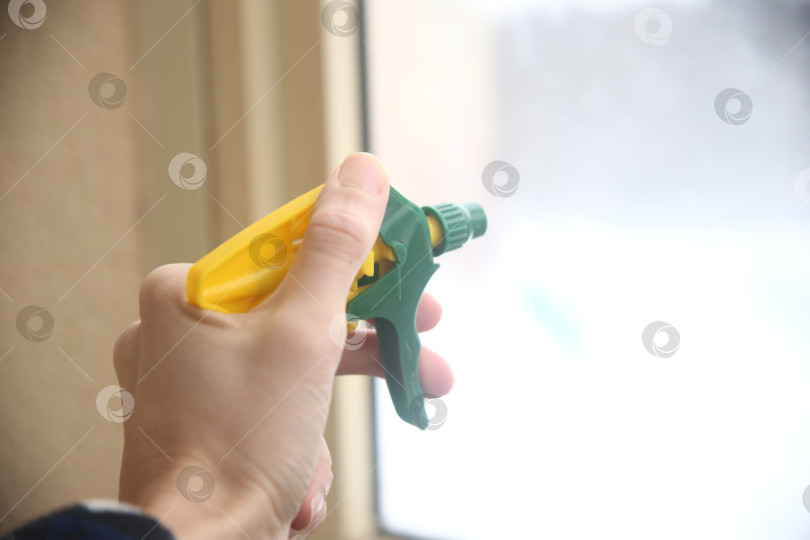 Скачать Пульверизатор распылитель для уборки в руке фотосток Ozero