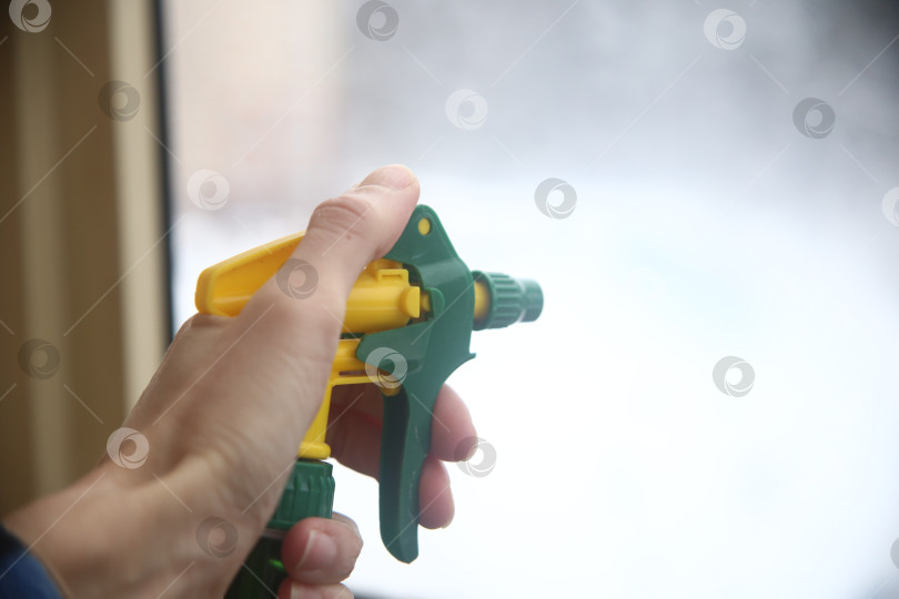 Скачать Пульверизатор распылитель в руке фотосток Ozero