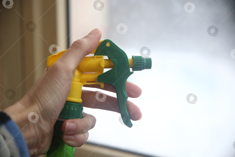 Скачать Распылитель пульверизатор в женской руке фотосток Ozero