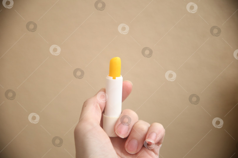 Скачать Флакон с гигиенической помадой фотосток Ozero