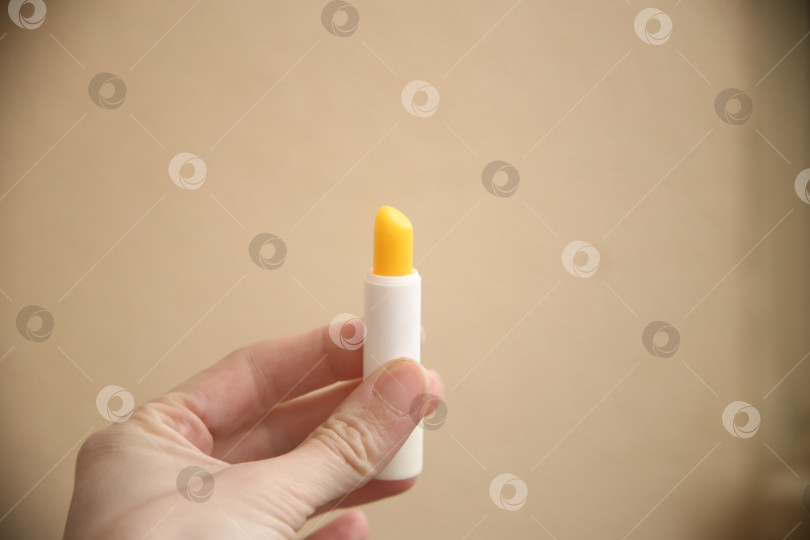 Скачать Флакон с гигиенической помадой фотосток Ozero